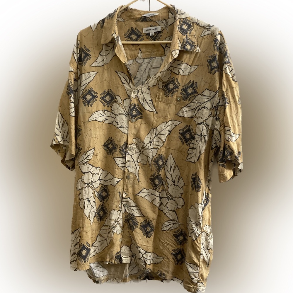 This Hawaiian shirt hangs super nicely